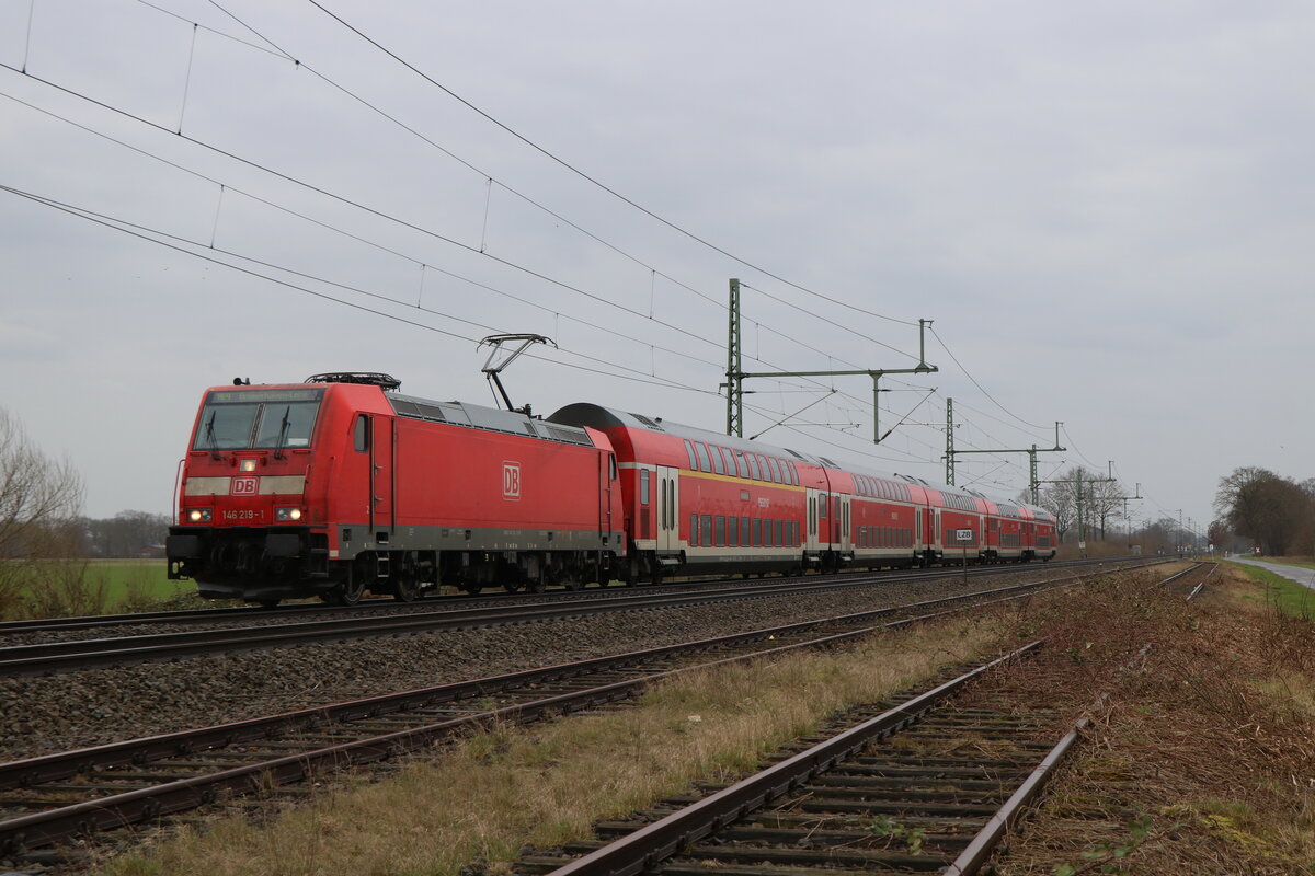 146 219 zieht ihren Regionalexpress 9 aus dem Süden Niedersachsen am 23.3.23 nach Bremerhaven an der Wesermündung. Am Zugschluss befindet sich noch ein Steuerwagen aus Schleswig-Holstein