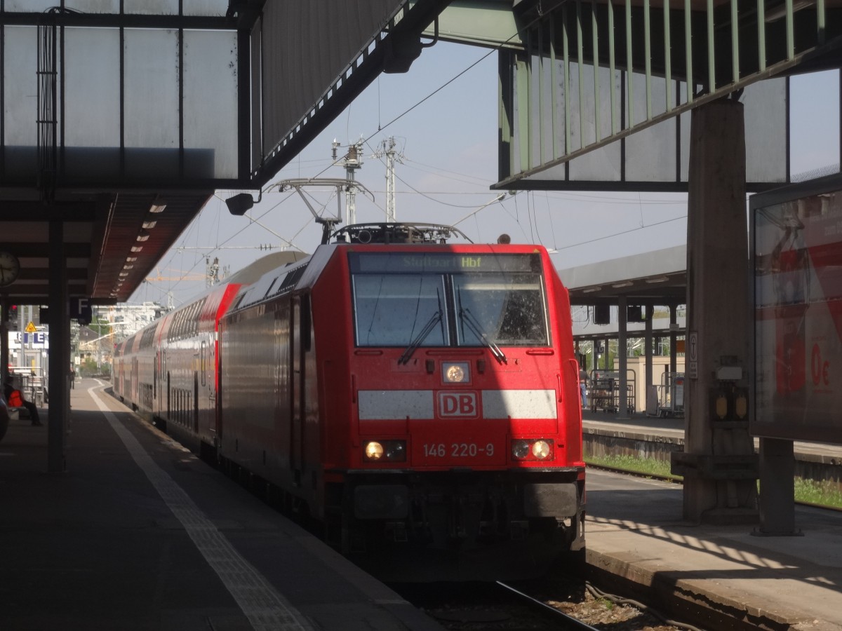 146 220 Fährt mit RE in Stuttgart Hbf ein. (April 2014)