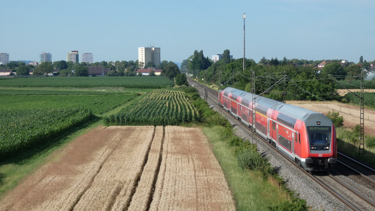 146 222 schiebt einen 5-teiligen Doppelstock-Wagenpark als RB17106 (Freiburg(Breisgau) Hbf - Offenburg) am 04.07.2020 durch Hugsweier Richtung Offenburg.