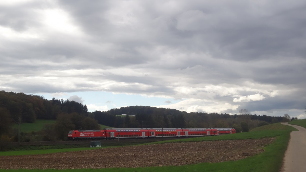 146 222 schiebt ihren IRE Lindau-Stuttgart auf dem Abschnitt Ulm-Stuttgart. Oktober 2014.