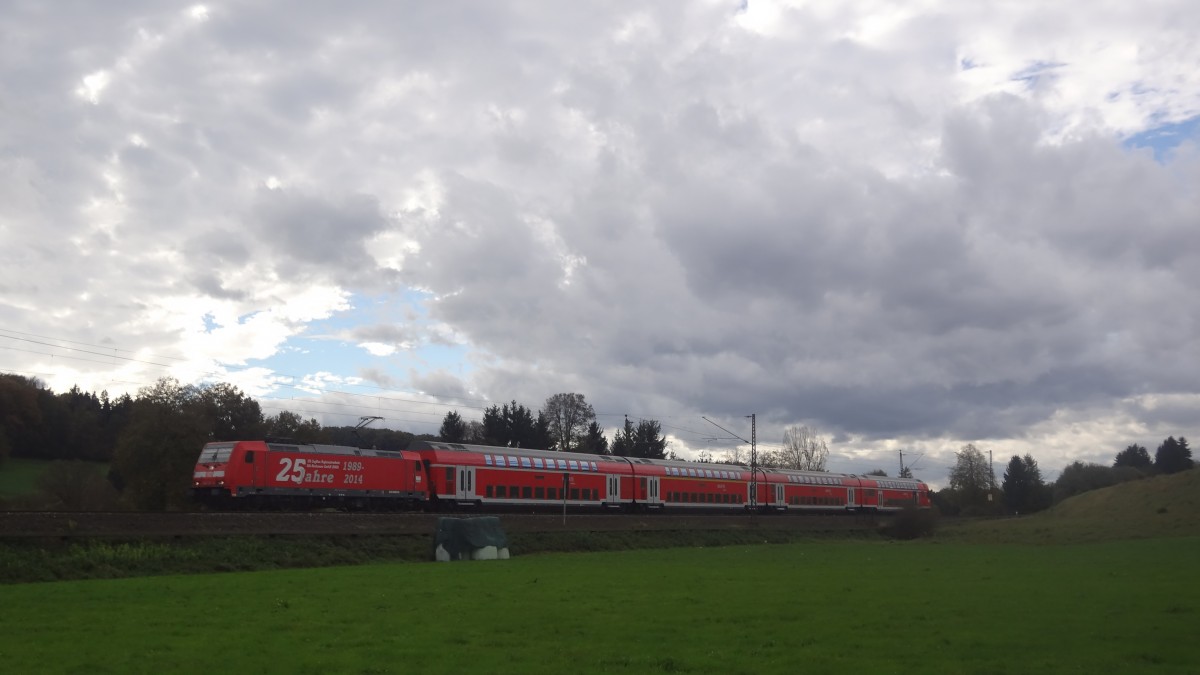 146 222 zieht ihren IRE Stuttgart-Lindau auf dem Abschnitt bis nach Ulm. Oktober 2014, Ebersbach. 