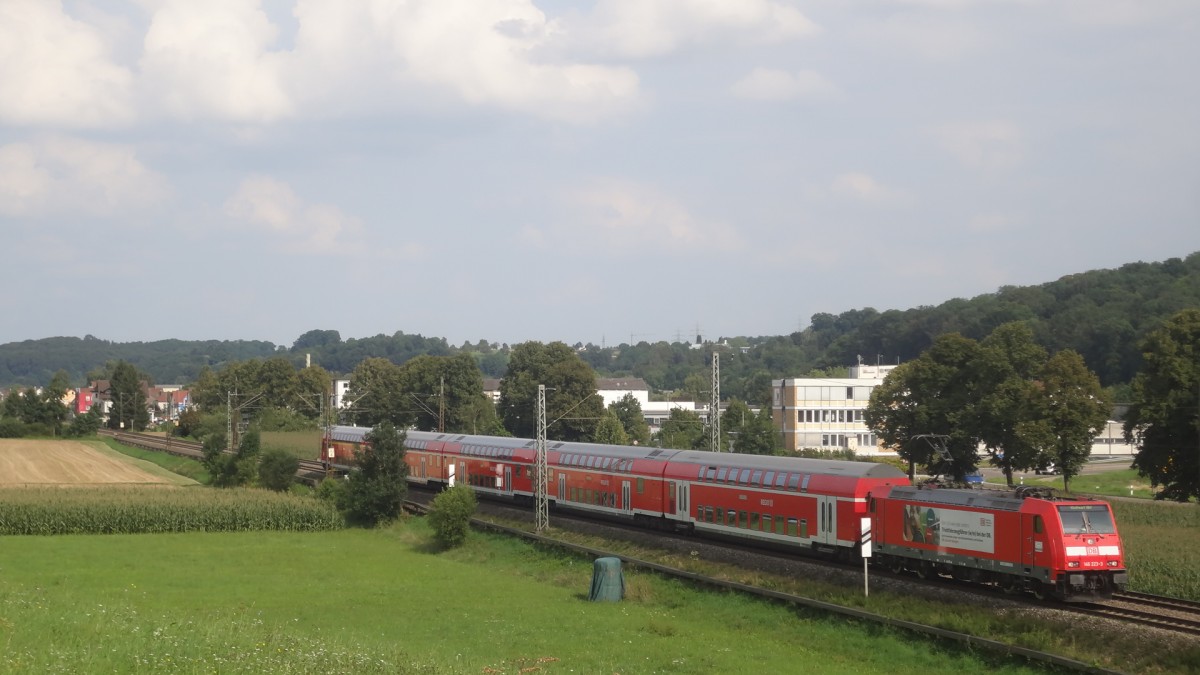 146 223 zieht ihren RE von Ulm nach Stuttgart hier an vorallem Maisfeldern vorbei, nachdem sie soeben Ebersbach erreicht hat. August 2014. 