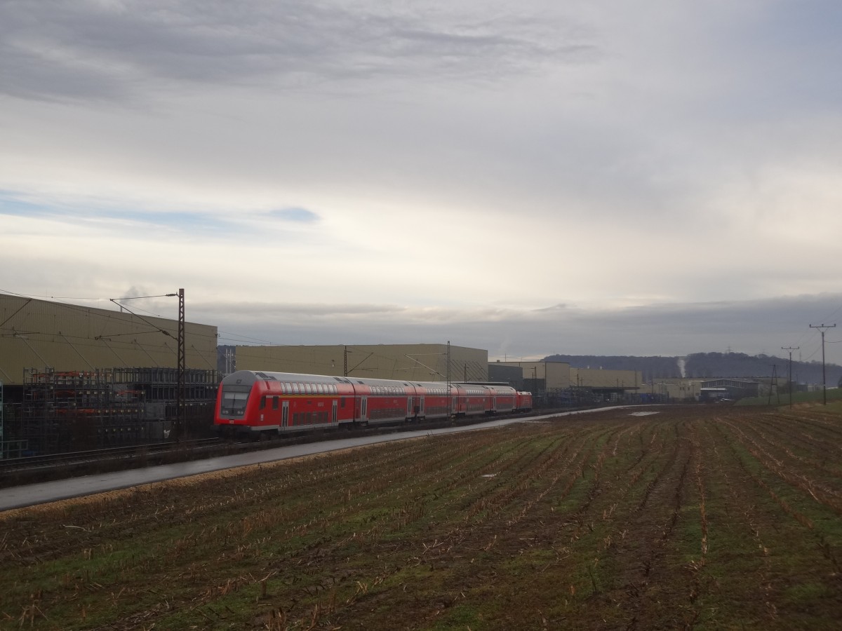 146 224 zieht einen RE von Ulm nach Stuttgart, hier zwischen Faurndau und Uhingen, Januar 2014. 