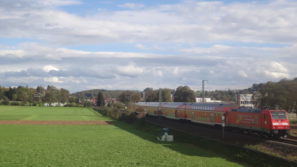 146 224 zieht ihren RE Ulm-Stuttgart über die Filstalbahn. Soeben hat sie Ebersbach hinter sich gelassen. 