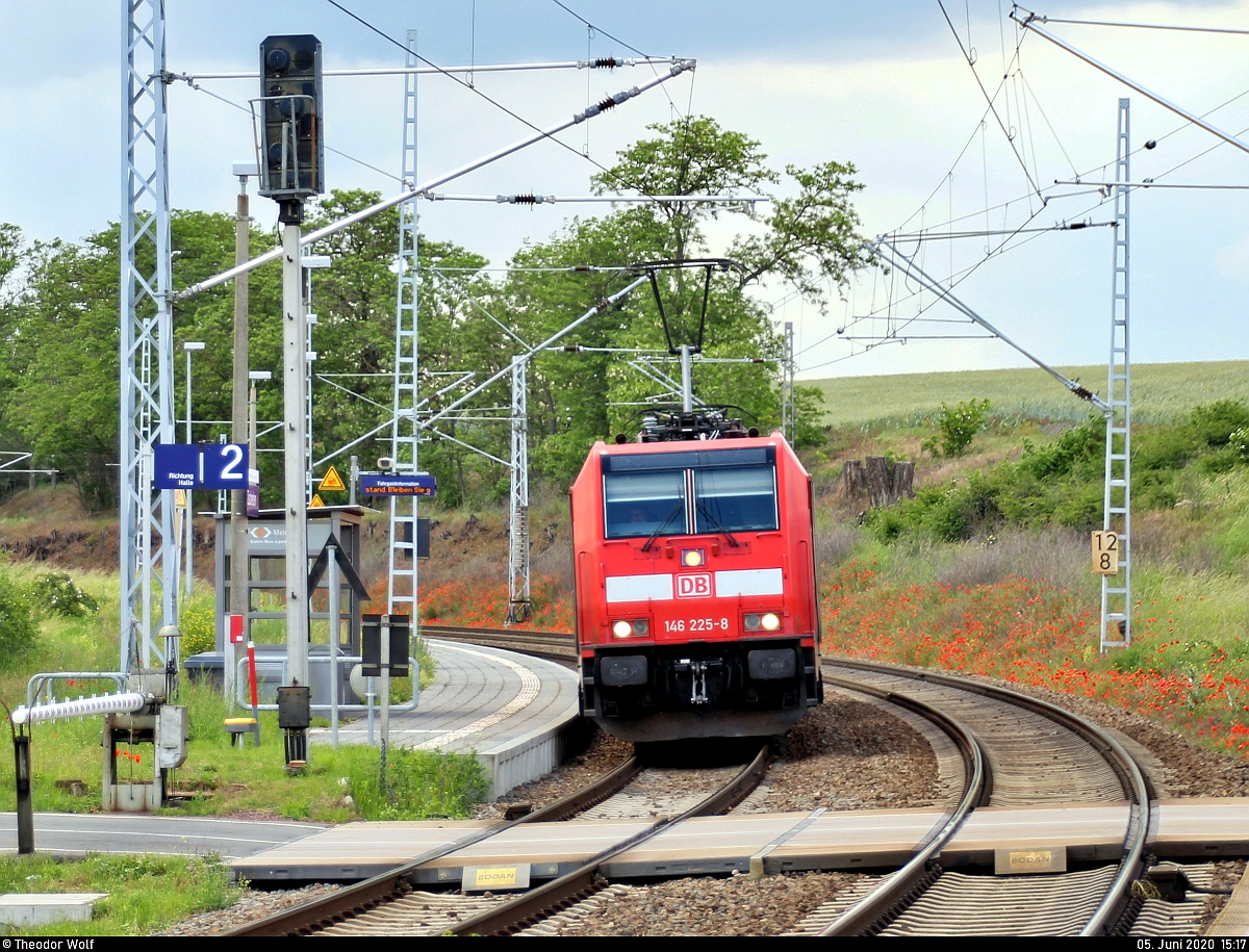 146 225-8 von DB Regio Baden-Württemberg, mit Werbung für das Baden-Württemberg-Ticket, durchfährt mit 143 825-8 DB den Hp Zscherben auf der Bahnstrecke Halle–Hann. Münden (KBS 590) Richtung Halle (Saale). [5.6.2020 | 16:17 Uhr]
