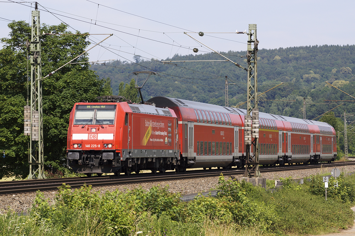 146 225-8 fhrt am 22.06.2014 fr das BaW-Ticket werbend durch Uhingen.