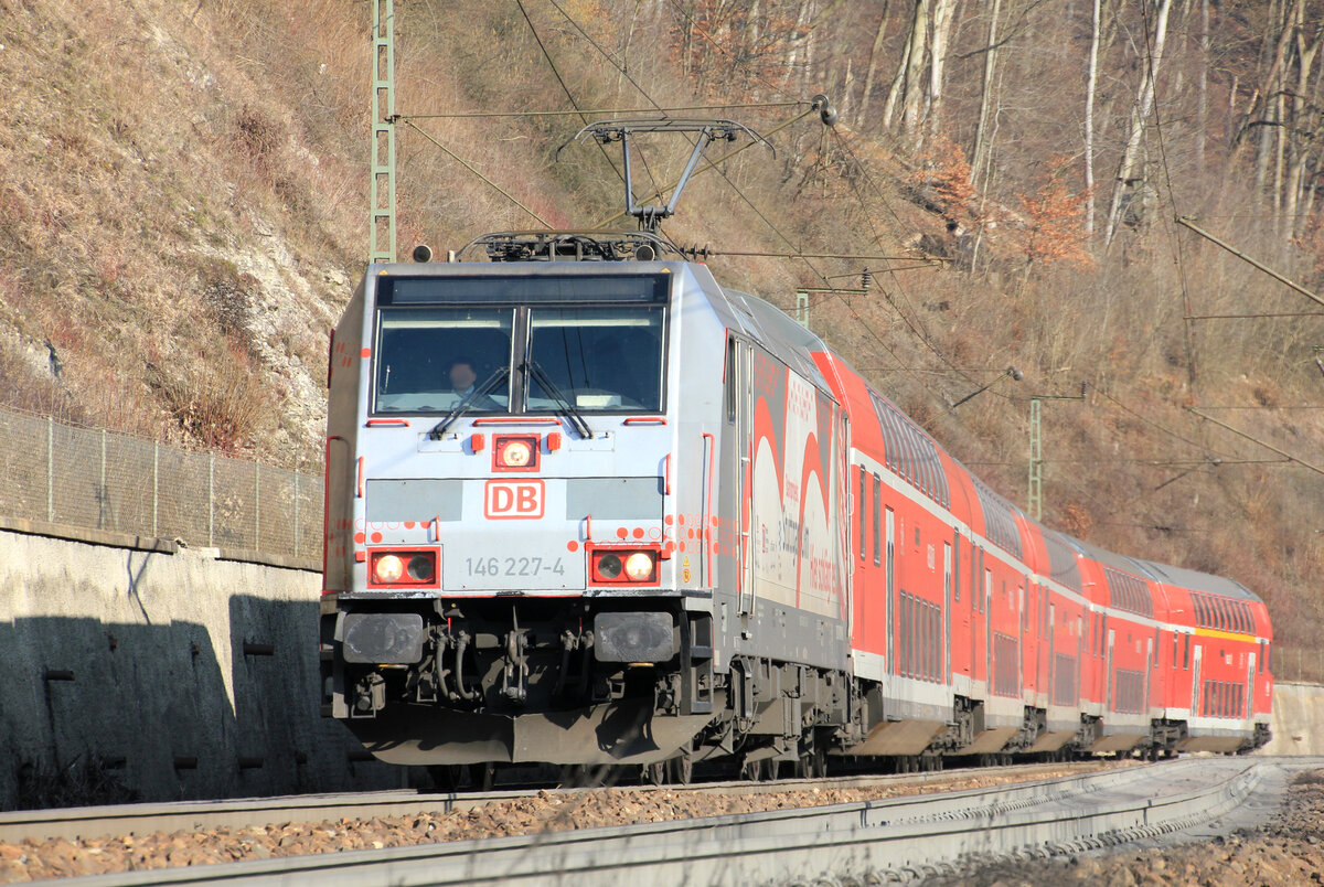 146 227  Das neue Herz Europas  mit Regionalzug in Richtung Stuttgart am 07.03.2021 die Geislinger Steige abwärts fahrend. 