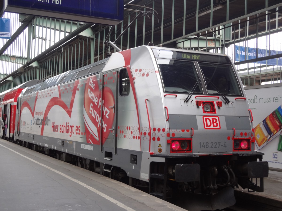 146 227 steht mit einem RE nach Ulm in Stuttgart Hbf. (Frhling 2013)