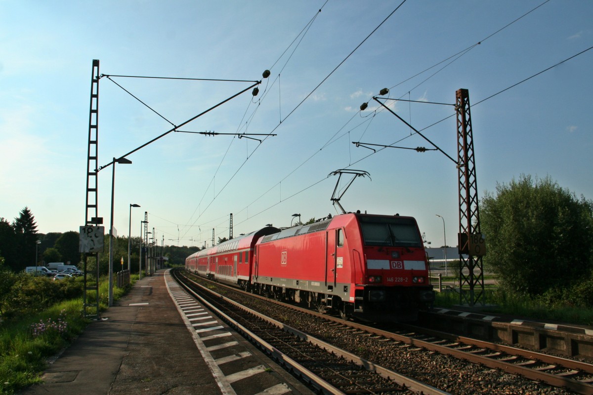 146 228-2 am Zugschluss eines RE's auf der Fahrt nach Offenburg am Abend des 01.08.14 beim Halt in Riegel-Malterdingen.