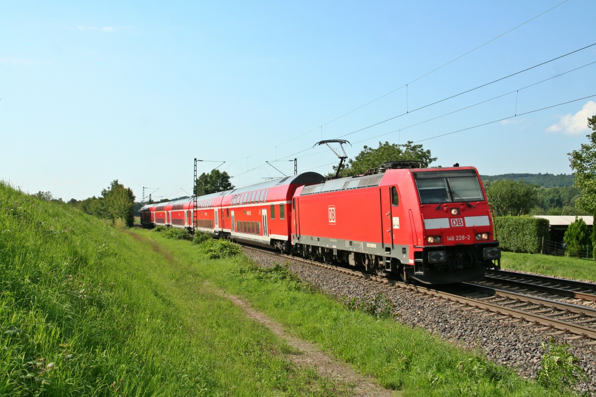146 228-2 mit einem RE von Offenburg ber Freiburg (Breisgau) Hbf nach Schliengen am Nachmittag des 01.08.14 nrdlich von Kollmarsreute.