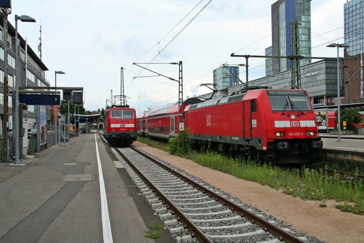 146 228-2 mit der RB 26955 nach Neustadt (Schwarzwald) sowie 111 054 am Nachmittag des 03.08.14 in Freiburg (Breisgau) Hbf.