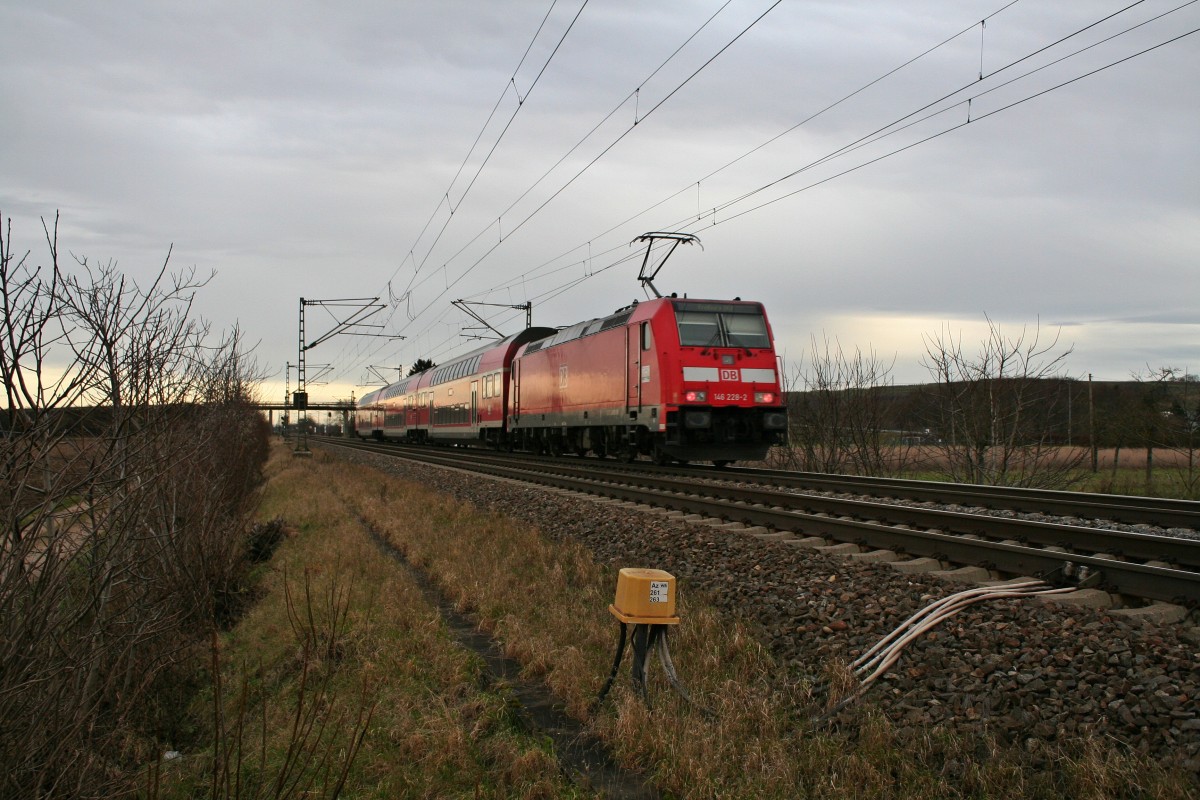 146 228-2 mit einer RB von Neuenburg (Baden) nach Freiburg (Breisgau) Hbf am Nachmittag des 06.01.14 bei Hgelheim.