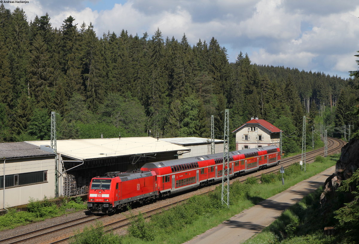 146 228-2  St.Georgen(Schwarzw)  mit dem RE 4715 (Karlsruhe Hbf-Konstanz) bei Kirnach 25.5.18