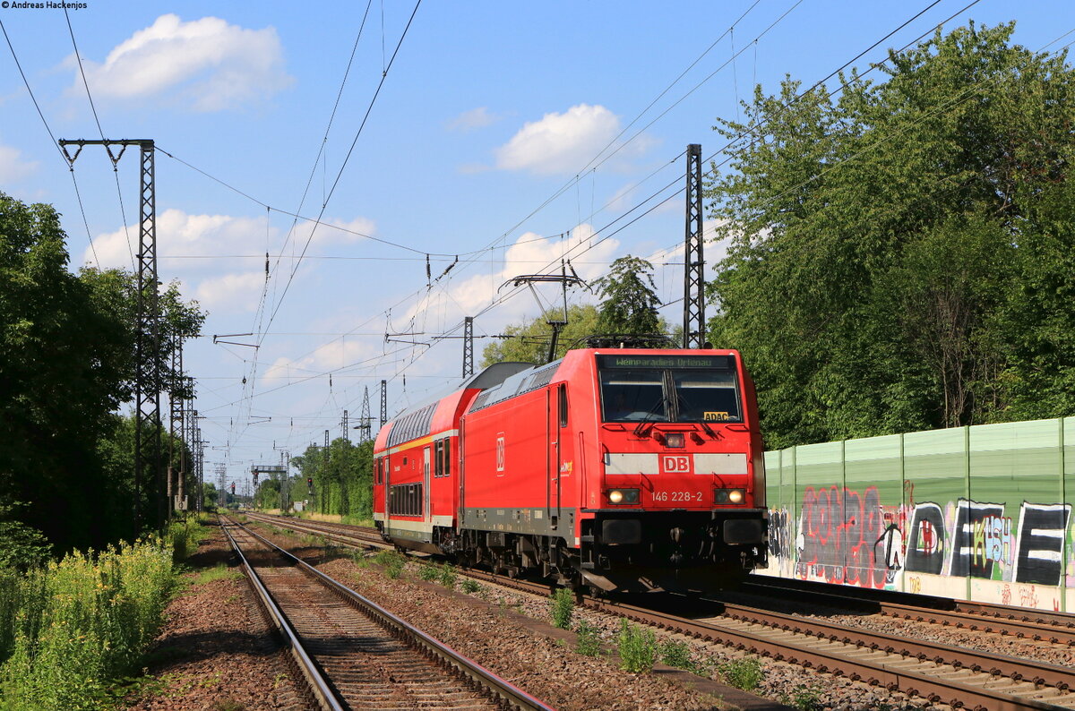 146 228-2  St.Georgen(Schwarzw)  mit dem Lr 70685 (Karlsruhe Hbf-Freiburg(Brsg)Hbf) in Herbolz 2.7.21. Das Bild entstand mit etwas mehr Brennweite außerhalb des Gleisbereich.