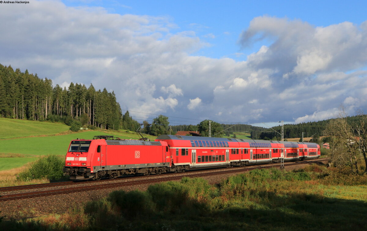 146 228-2  St.Georgen(Schwarzw)  mit dem RE 4709 (Karlsruhe Hbf-Konstanz) bei Peterzell 8.8.21