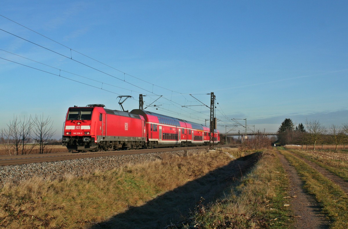 146 228-2 war am Morgen des 31.12.13 als RB von Offenburg nach Neuenburg (Baden) unterwegs. Das Bild entstand bei Hgelheim.