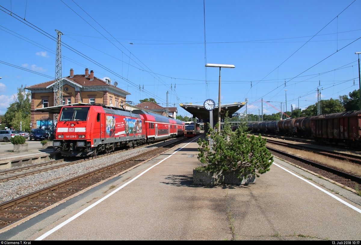 146 229-0, mit Werbung für das Europa-Park-Kombi-Ticket, von DB Regio Baden-Württemberg als verspäteter RE 4715 von Karlsruhe Hbf nach Konstanz verlässt den Bahnhof Villingen(Schwarzw) auf Gleis 1.
[13.7.2018 | 10:17 Uhr]