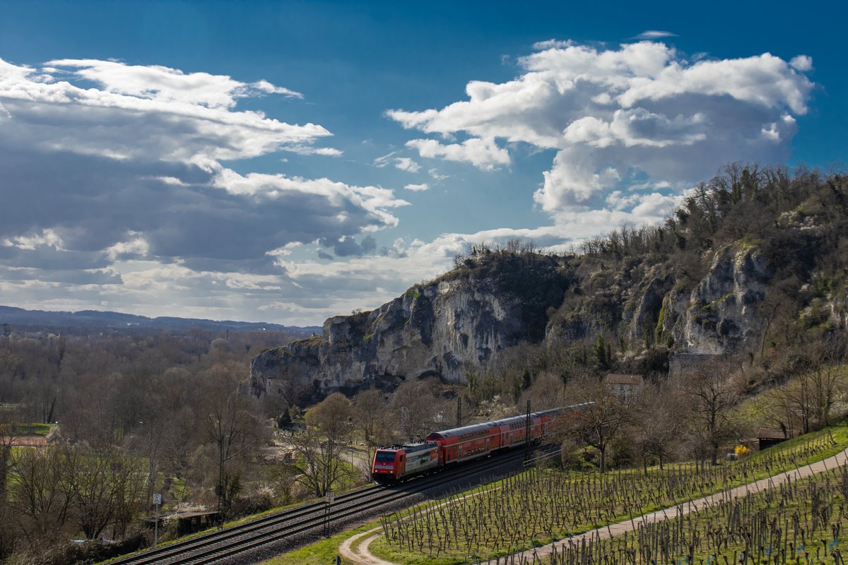 146 230 mit ihrem RE nach Basel kurz vor Istein am 14.03.2020