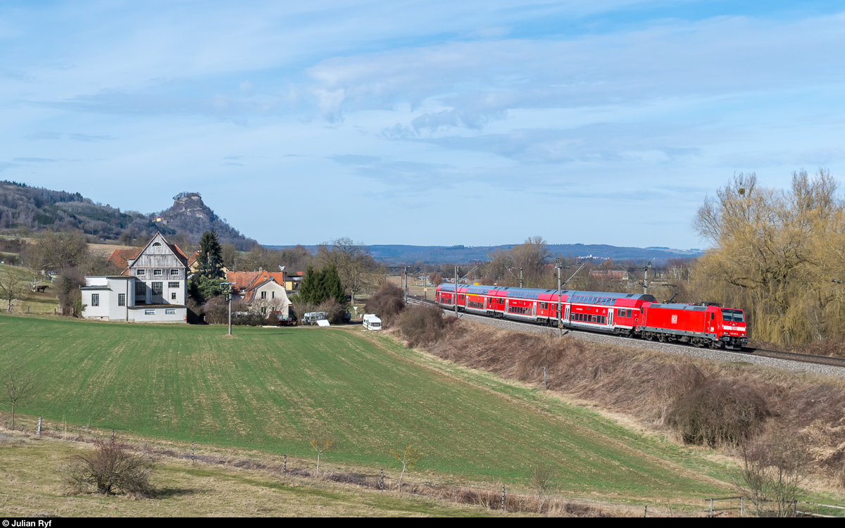 146 231 ist am 11. März 2017 mit einem RE Karlsruhe - Konstanz kurz vor Singen unterwegs. Im Hintergrund ist der Hohenkrähen mit der gleichnamigen Burgruine zu sehen.