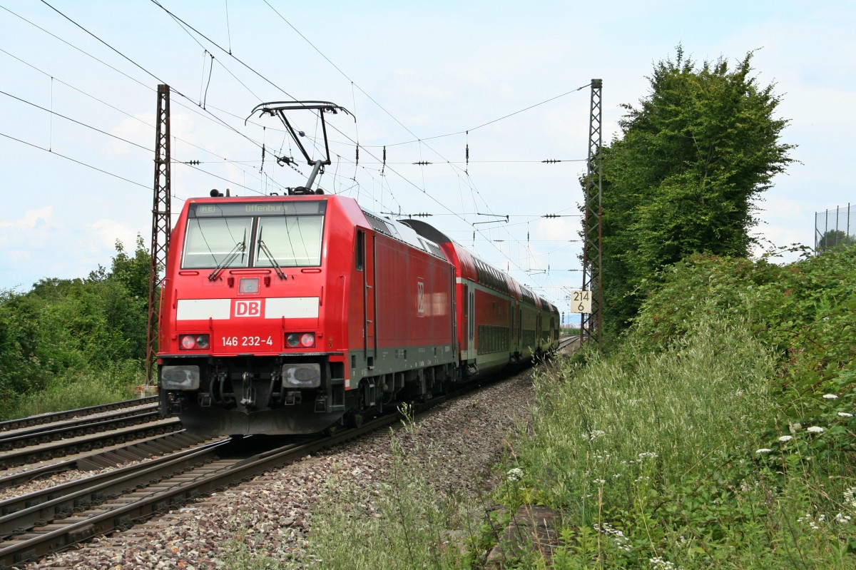 146 232-4 mit einem RE von Schliengen nach Offenburg am Nachmittag des 12.07.14 nrdlich von Leutersberg.