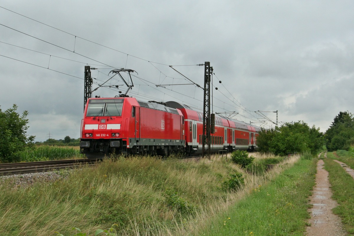 146 232-4 mit einem RE von Basel Bad. Bf nach Offenburg am Nachmittag des 30.07.14 westlich von Hgelheim.