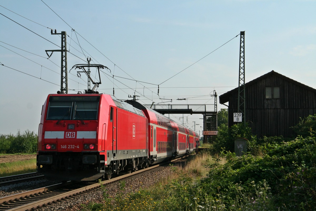146 232-4 mit einem RE von Schliengen nach Freiburg (Breisgau) Hbf am Morgen des 01.08.14 bei der Einfahrt in Auggen.