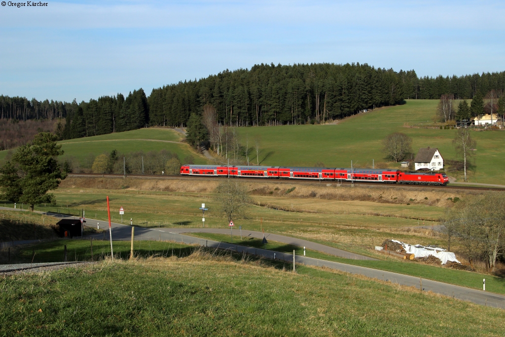 146 232-4 schiebt den IRE 5318 durch das Brigachtal nach St. Georgen hinauf. Aufgenommen am 29.03.2014 bei Stockburg.