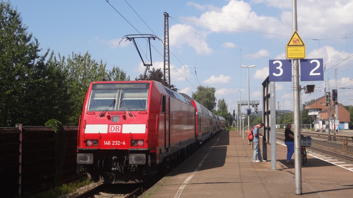 146 232 schiebt ihren RE der Linie Basel-Offenburg hier aus Denzlingen. Der Zug startete erst in Schliengen, da der Abschnitt, wo heute der Katzenbergtunnel ist, in diesem Sommer modernisiert wird. August 2014. 