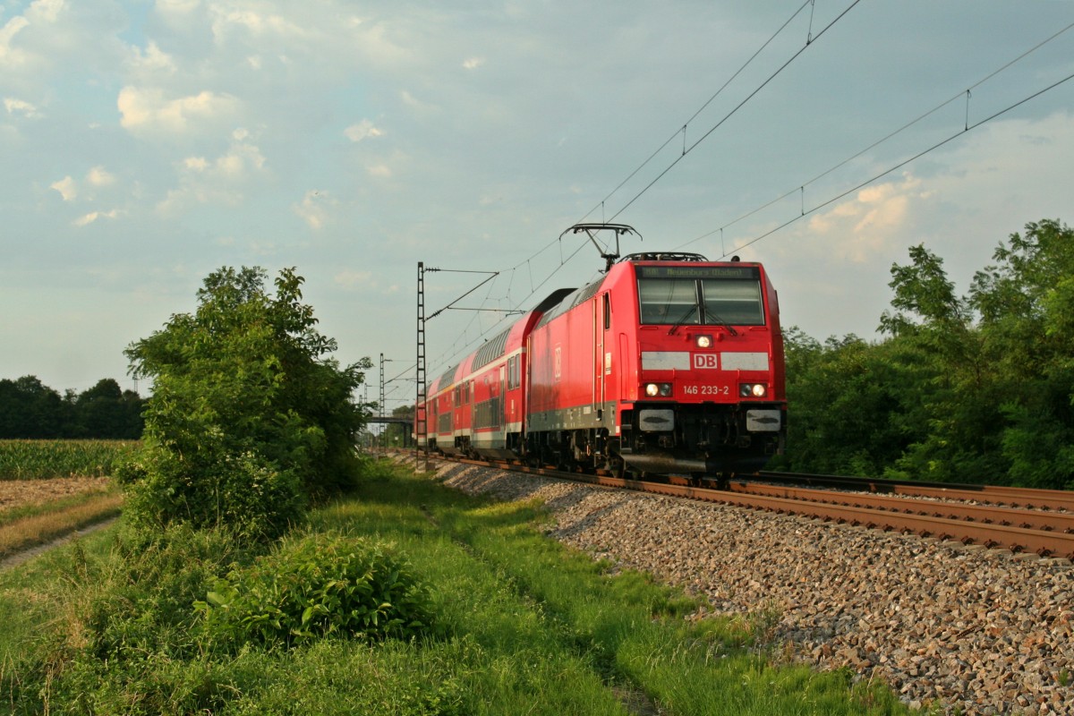 146 233-2 mit einer abendlichen RB nach Neuenburg (Baden) am 03.08.13 zwischen Buggingen und Mllheim (Baden).
Gre an den Lokfhrer!