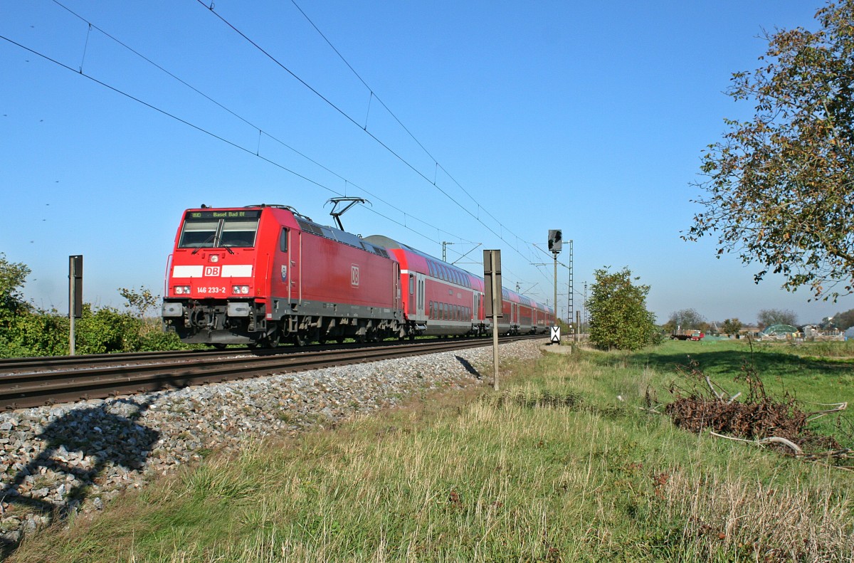146 233-2 mit einem RE von Offenburg nach Basel Bad. Bf am Mittag des 31.10.13 nrdlich von Hgelheim.