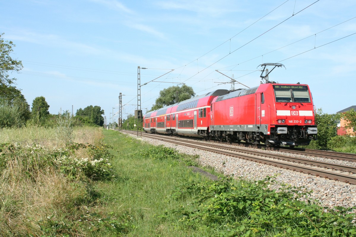 146 233-2 mit einer RB von Neuenburg am Rhein nach Freiburg (Breisgau) Hbf am Nachmittag des 04.08.13 be der Einfahrt in Buggingen.
