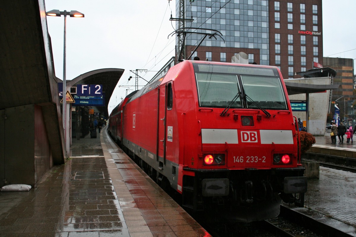 146 233-2 zusammen mit 146 235-7 und dem RE 26510 von Basel nach Offenburg am Nachmittag des 10.11.13 beim Halt in Freiburg (Breisgau) Hbf.