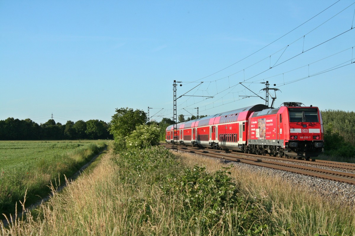 146 235-7 mit dem RE 5242 von Mllheim (Baden) nach Freiburg (Breisgau) Hbf am Abend des 05.06.14 sdlich des Haltepunktes Buggingen.