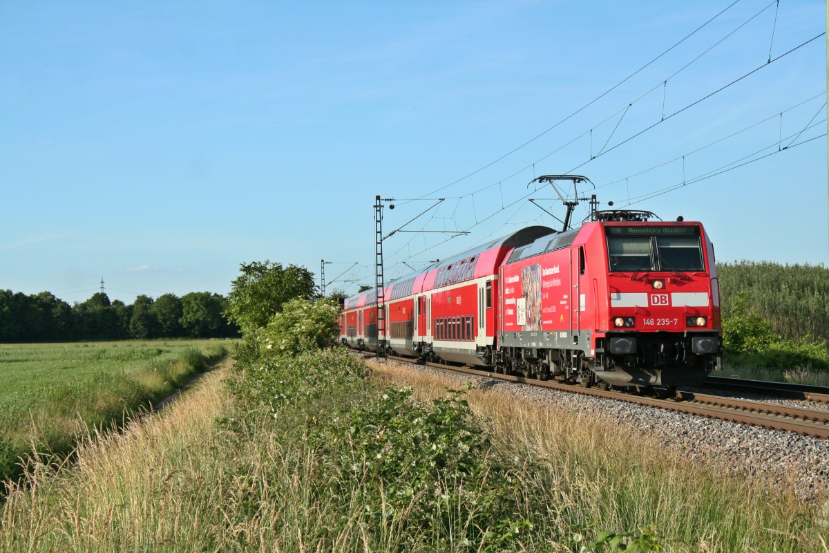 146 235-7 mit der RB 26583 von Offenburg nach Mllheim (Baden) am Abend des 05.06.14 sdlich von Buggingen.