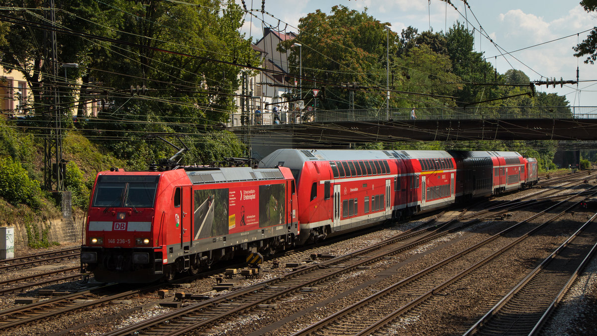 146 236-5 mit dem RE wird gleich in den Bahnhof Offenburg einfahren. Die Lok wirbt für den Schwarzwaldbahn-Erlebnispfad. Aufgenommen am 25. Juli 2018.