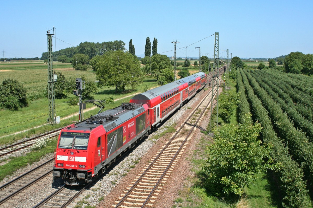 146 236-5 mit der RB 26562 von Neuenburg (Baden) nach Karlsruhe Hbf am Vormittag des 05.08.13 bei der Ausfahrt aus Mllheim.
Wegen einer liegengebliebenen RoLa kurz vor Mllheim ergaben sich erhebliche Behinderungen im Betriebsablauf. Die RB war mit gut 15 Minuten Versptung unterwegs.