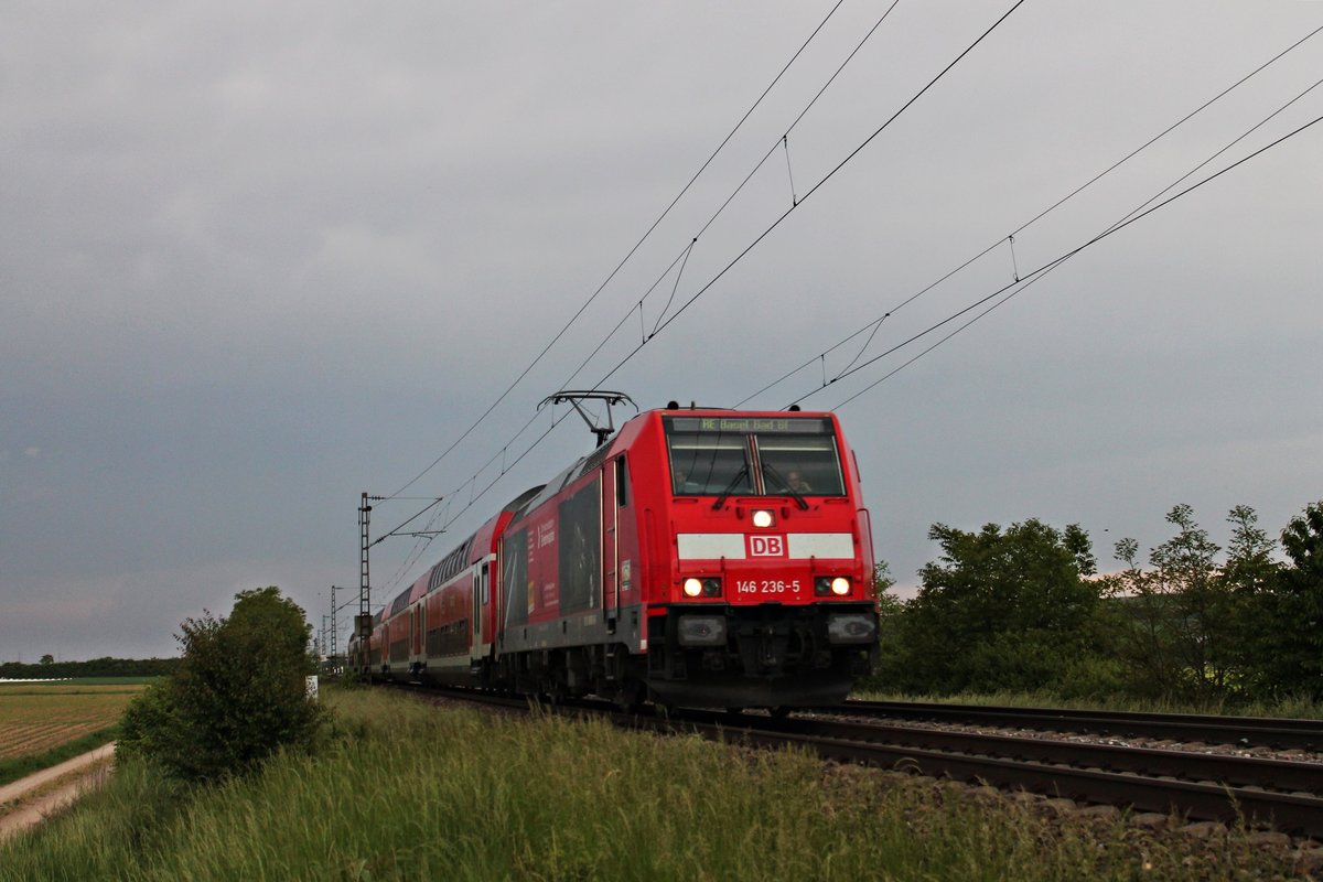 146 236-5  Schwarzwaldbahn Erlebnispfard/Triberg  am 13.05.2015 bei Hügelheim mit einem RE (Offenburg - Basel Bad Bf) und fuhr ihrem nächsten Zwischenhalt in Müllheim (Baden) entgegen.