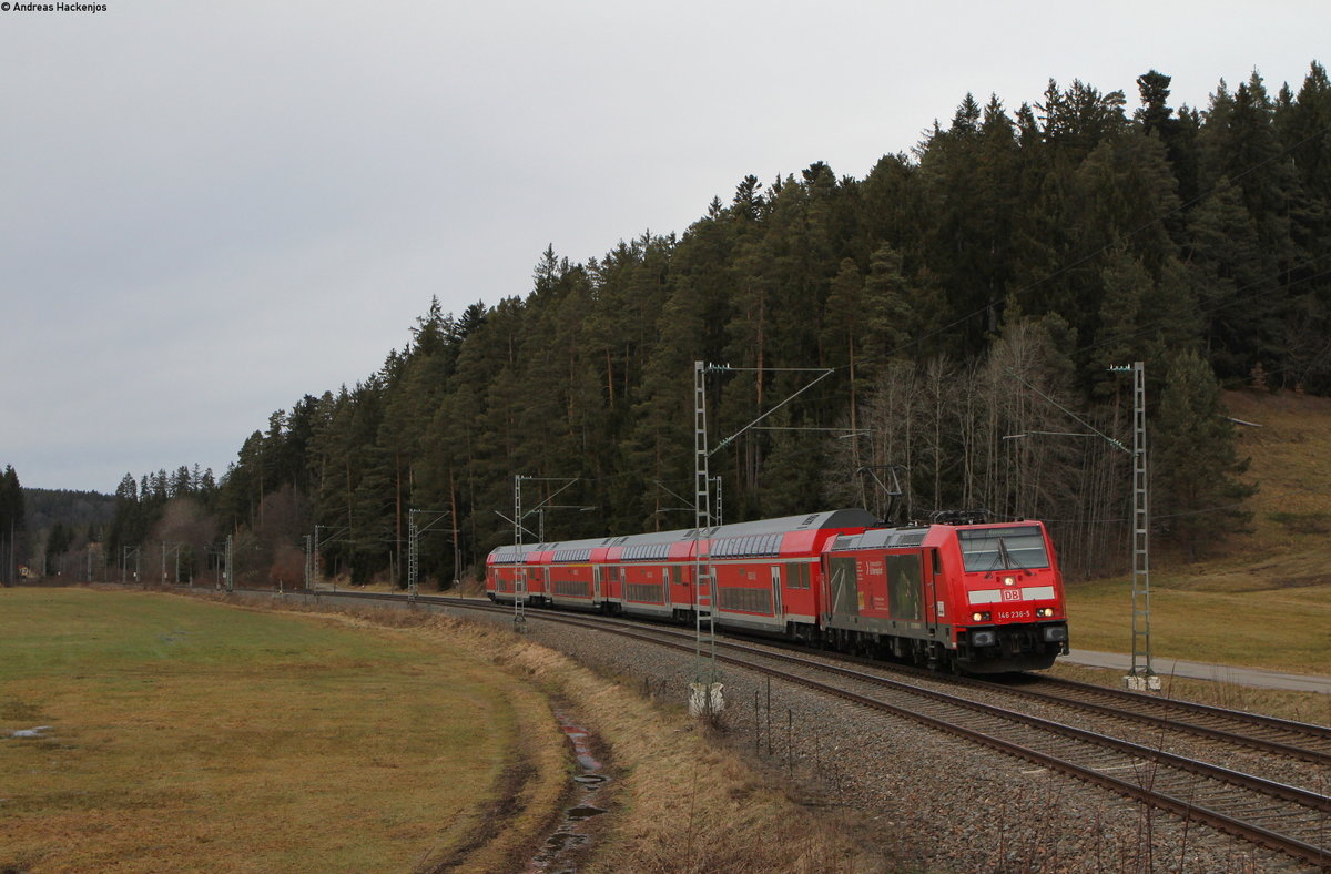 146 236-5  Triberg/Schwarzwaldbahnerlebnispfad  mit dem RE 4725 (Karlsruhe Hbf-Konstanz) im Groppertal 1.1.18
