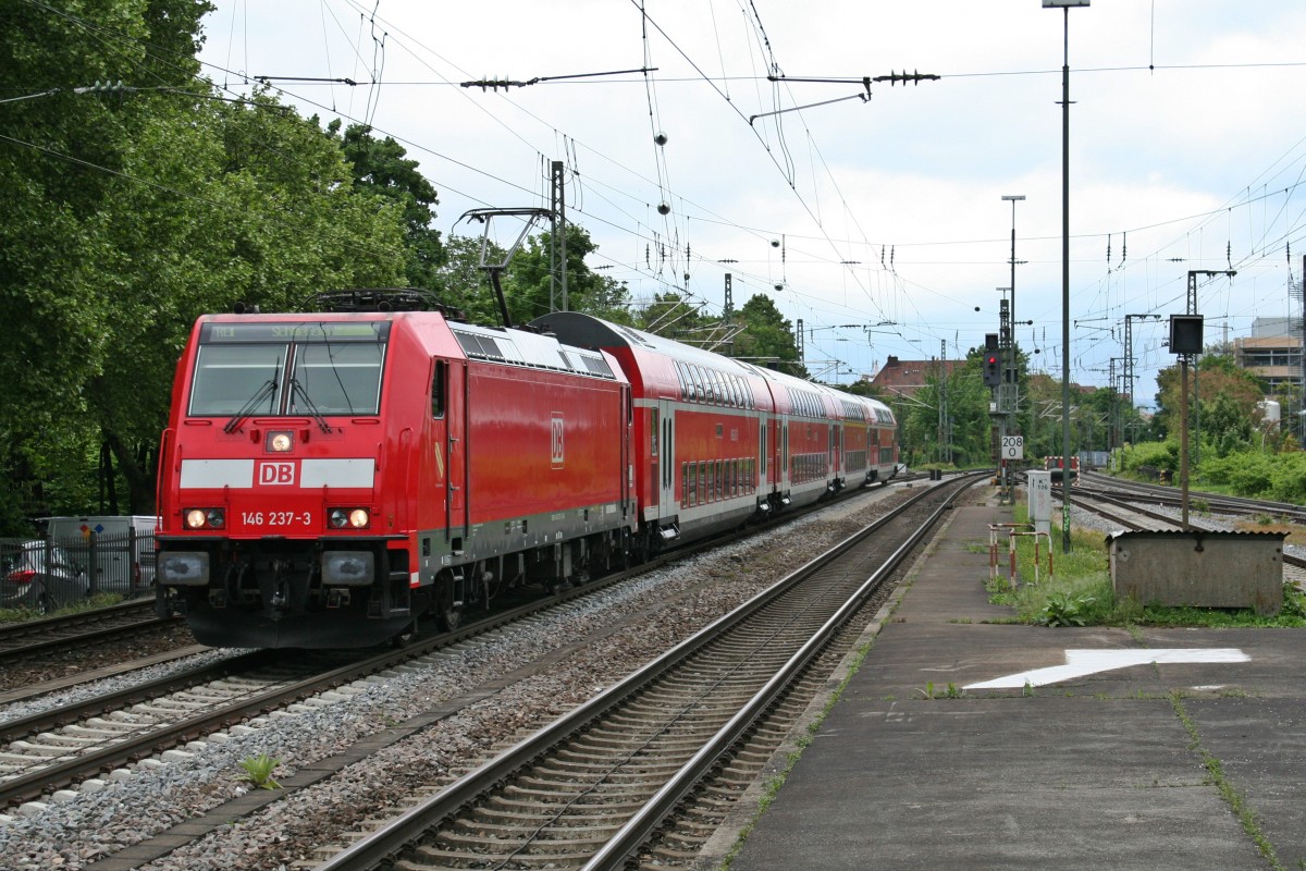 146 237-3 mit einem RE von Offenburg nach Schliengen am Nachmittag des 03.05.14 bei der Einfahrt in Freiburg (Breisgau) Hbf.