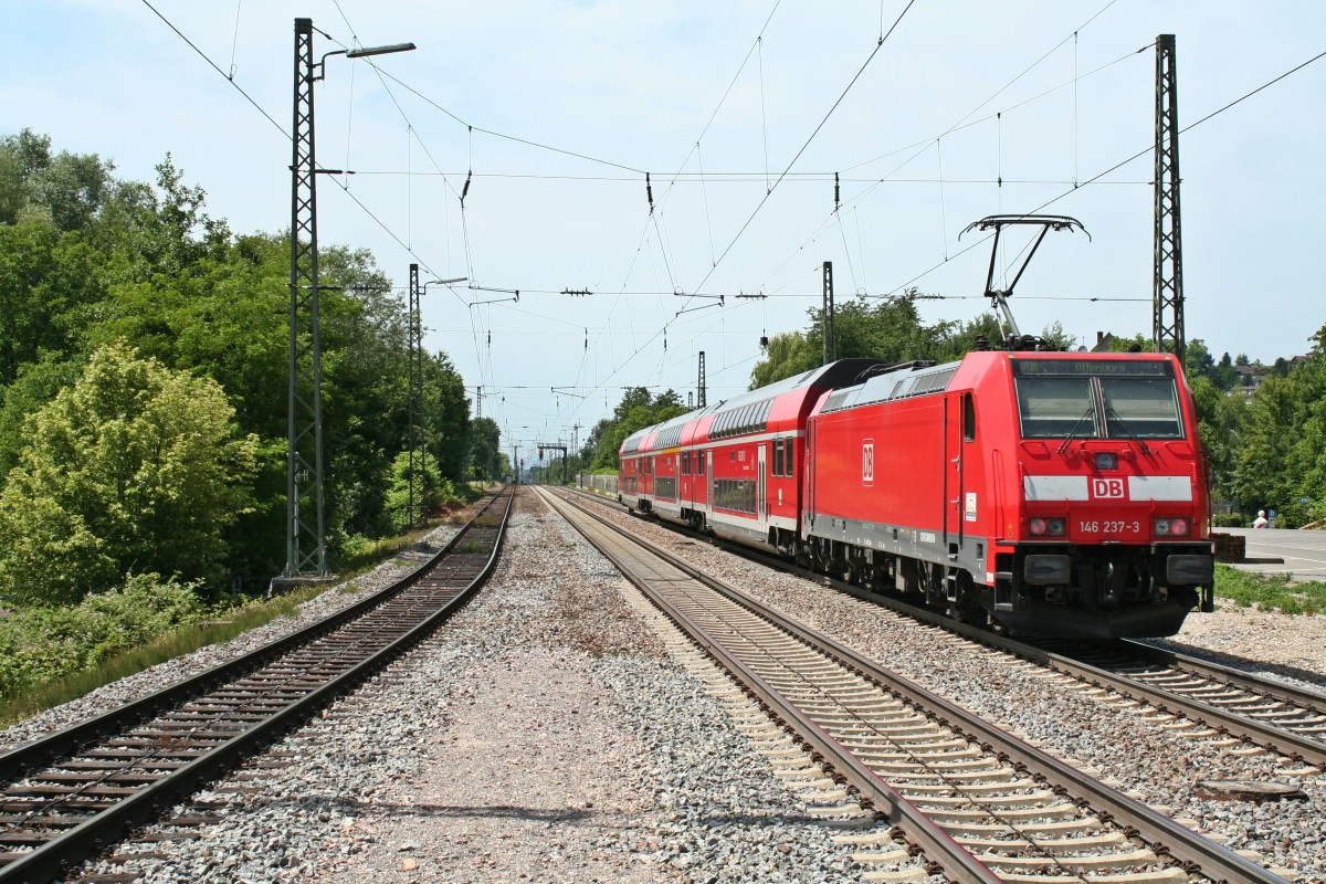 146 237-3 mit einer RB von Basel Bad. Bf nach Offenburg am Nachmittag des 07.06.14 beim Verlassen des Bahnhof Emmendingen.