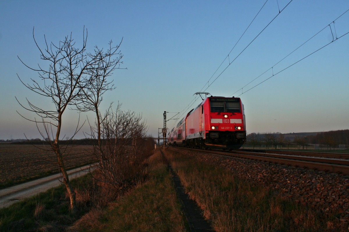 146 237-3 mit einer RB von Freiburg (Breisgau) Hbf nach Neuenburg (Baden) im Abendlicht des 08.03.14 südlich von Hügelheim.