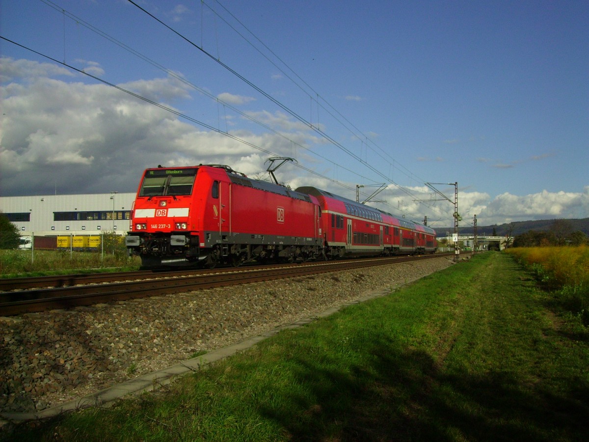 146 237-3 zog am 30.10.2013 den RE 16841 nach Offenburg als die herbstliche Sonne ihr Licht hinter Malsch auf den Zug warf.