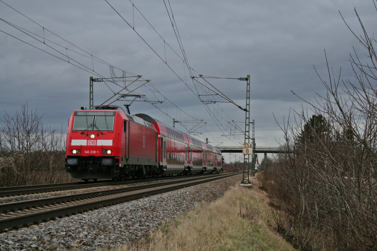 146 238-1 mit einem RE von Offenburg nach Basel Bad. bf am Nachmittag des 03.01.14 bei Hgelheim.