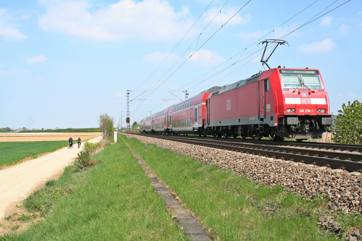 146 238-1 mit einem RE von Basel ber Freiburg nach Offenburg am Mittag des 13.04.14 bei Hgelheim.