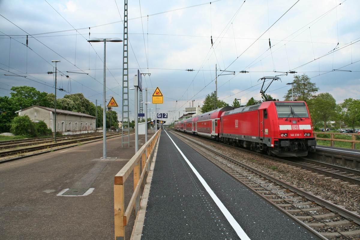 146 238-1 mit einem RE von Schliengen nach Offenburg am Nachmittag des 25.04.14 bei der Einfahrt in Freiburg (Breisgau) Hbf.