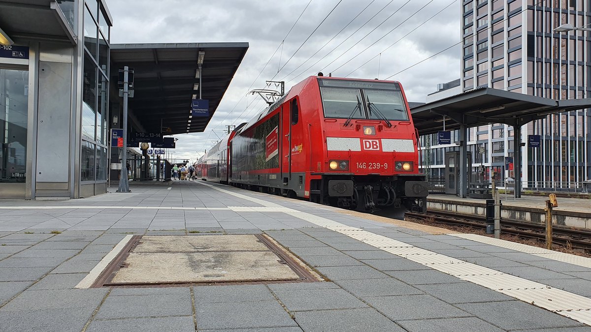 146 239-9  Richtung Heimat  wartet am 5. Juli 2020 mit ihrem RE in Karlsruhe Hbf auf die Abfahrt in Richtung Konstanz.