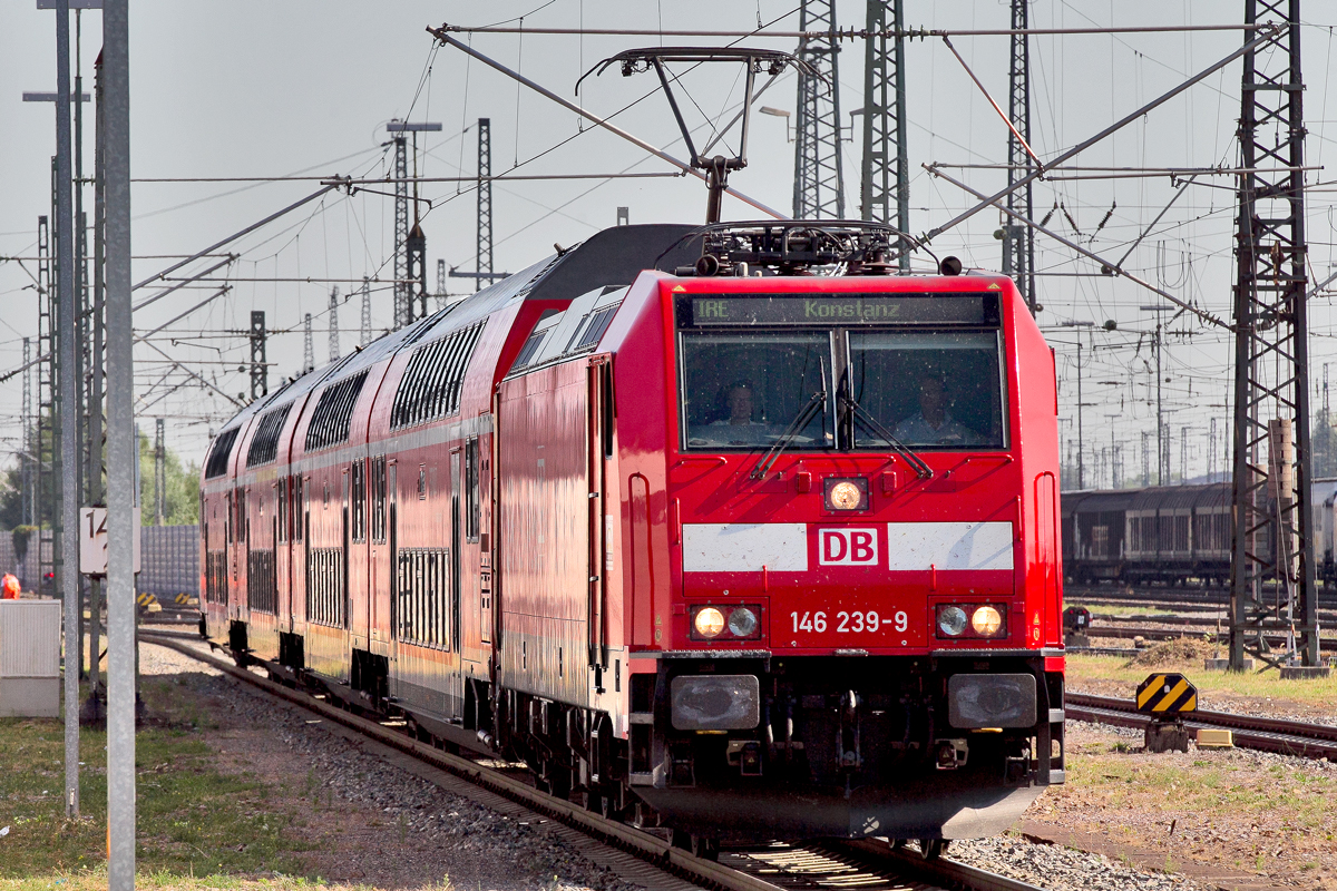 146 239-9 trifft mit dem IRE nach Konstanz im Bf Offenburg ein.Bild vom 7.8.2015