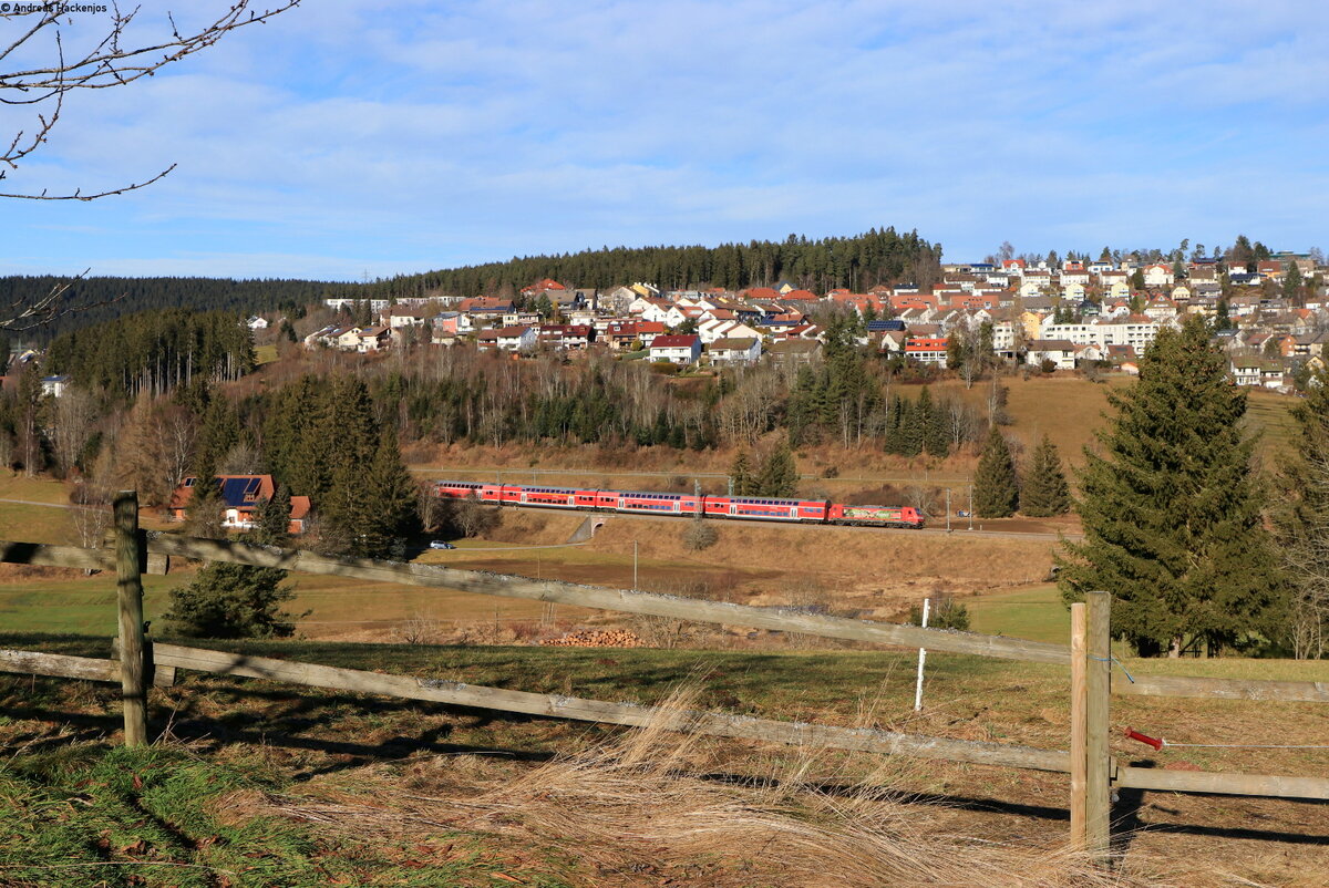 146 239-9  Vogtsbauernhof  mit dem RE 4723 (Karlsruhe Hbf-Konstanz) bei St.Georgen 31.12.21