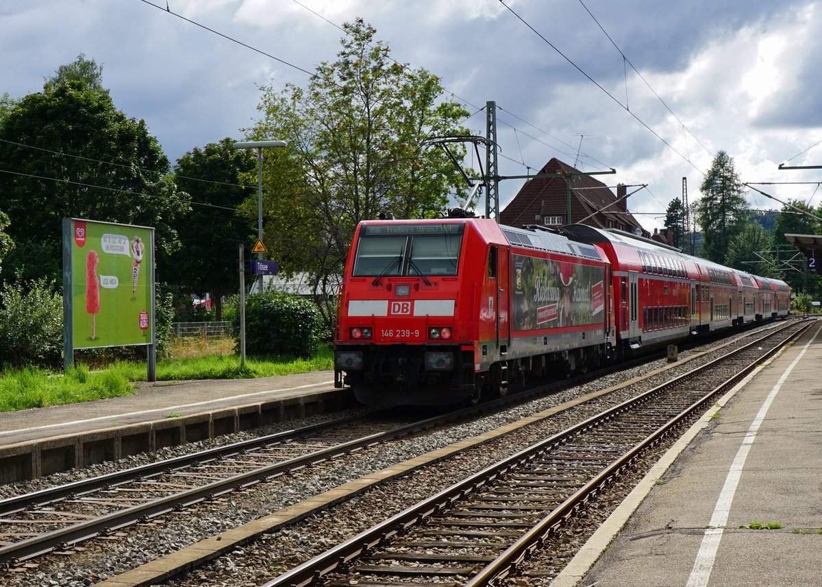 146 239 steht am 11.08.2017 mit RB auf der Höllentalbahn im Bahnhof Titisee.
