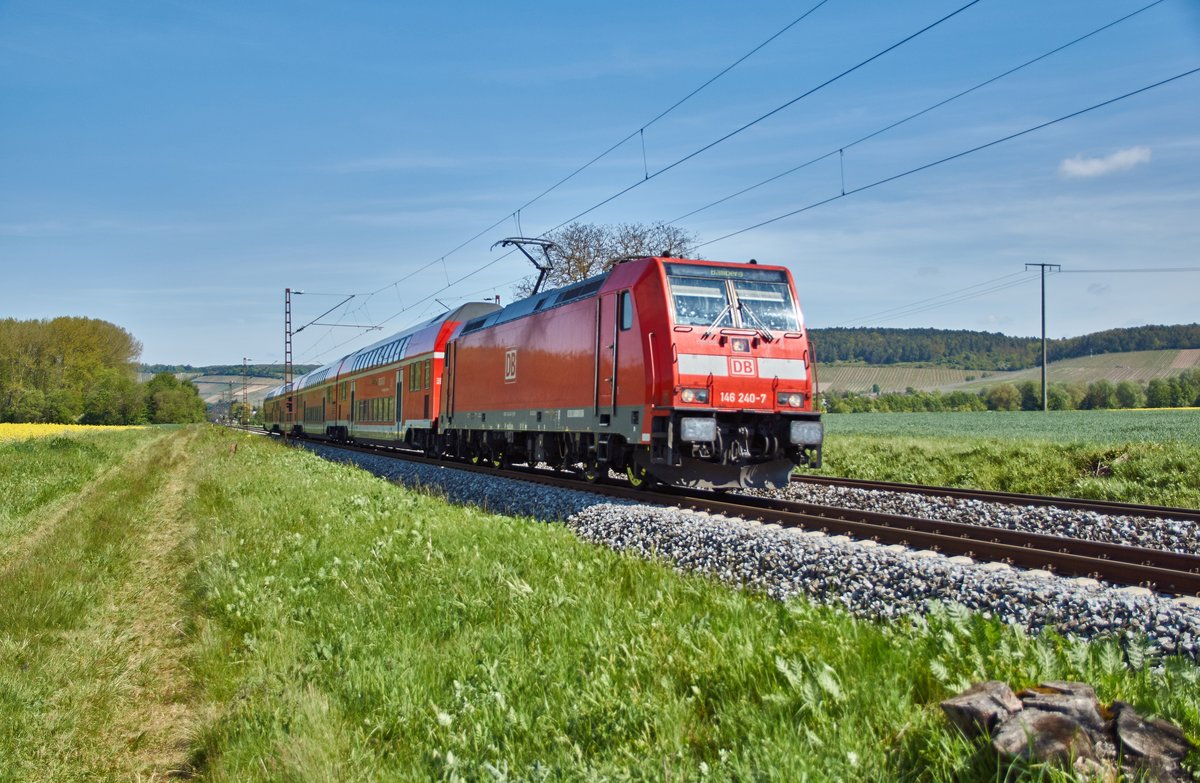 146 240-7 ist als RB mit Ziel Bamberg Hbf. unterwegs gesehen am 10.05.2017 bei Retzbach-Zellingen.